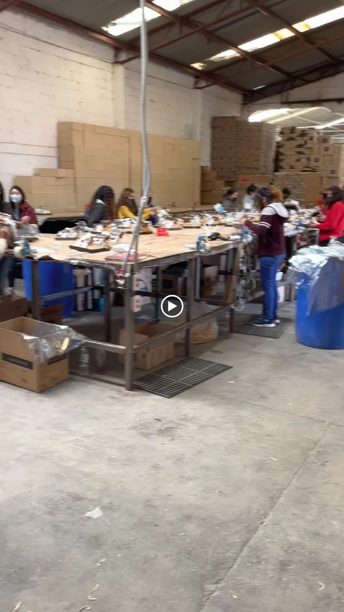 Armado y empaque de arcones navideños cdmx en taller